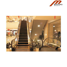 Escalier commercial à l&#39;intérieur du centre commercial